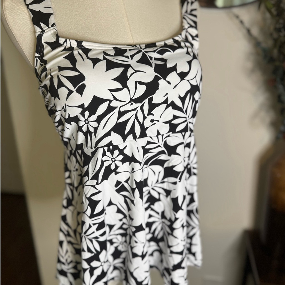 Lands' End Black and White Floral Bikini Top NWOT